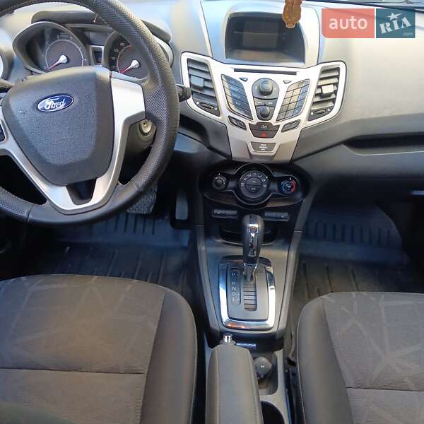 Седан Ford Fiesta 2012 в Сваляве