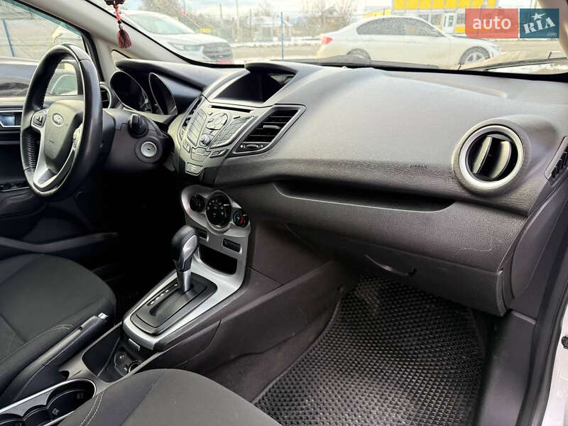 Седан Ford Fiesta 2015 в Коломые