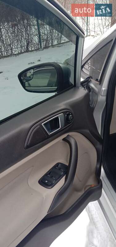 Седан Ford Fiesta 2014 в Черновцах