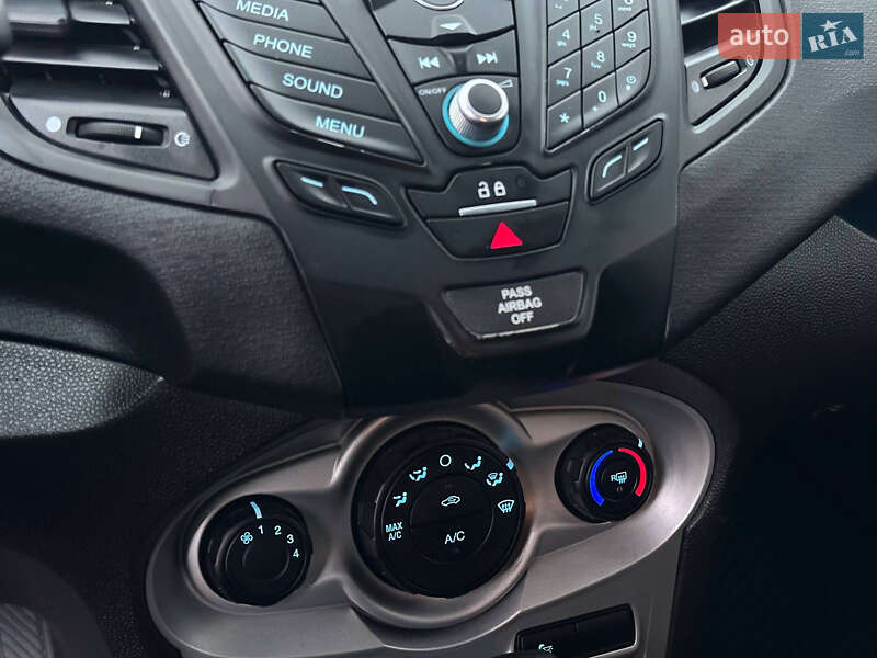 Седан Ford Fiesta 2015 в Одессе