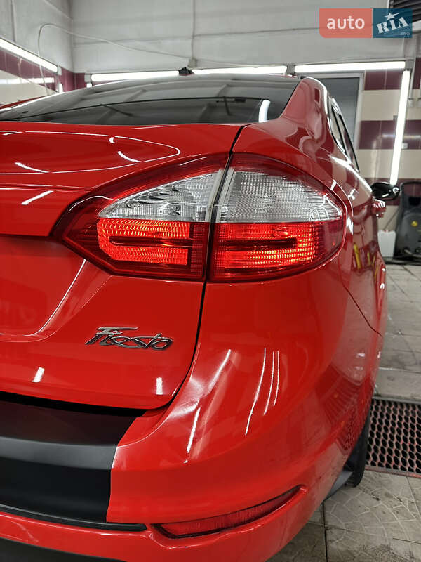 Седан Ford Fiesta 2016 в Львове