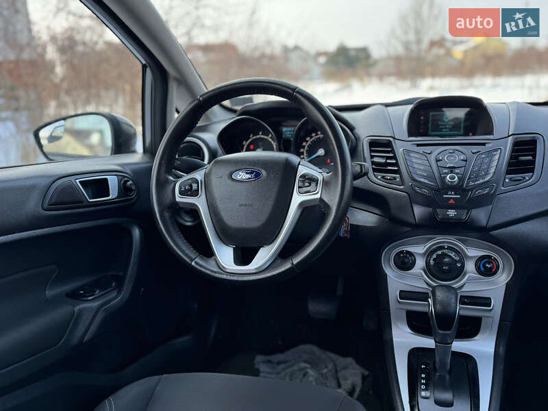 Седан Ford Fiesta 2015 в Львові