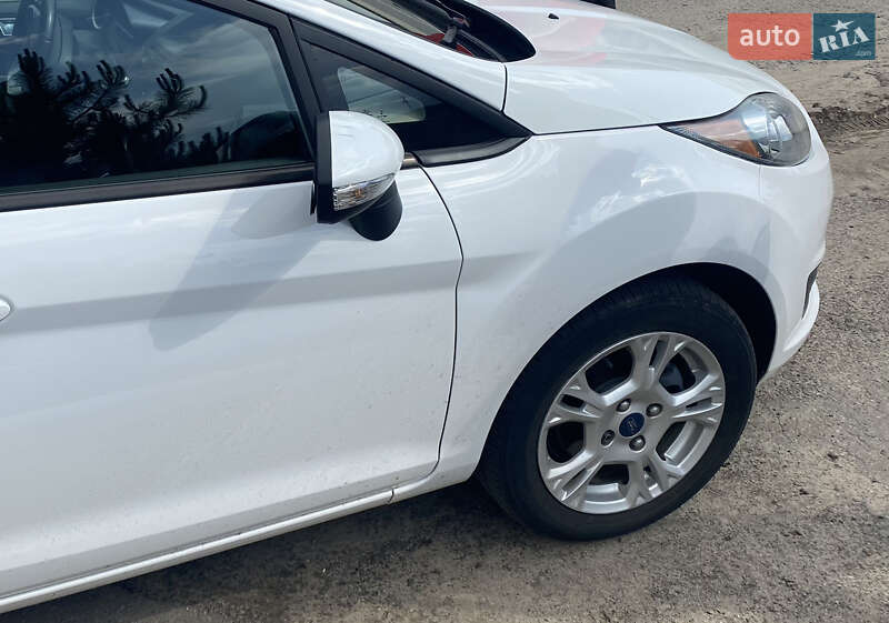 Седан Ford Fiesta 2014 в Зміїві