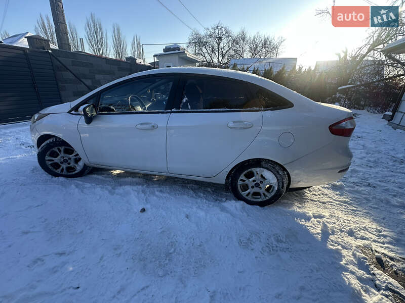 Седан Ford Fiesta 2015 в Дніпрі