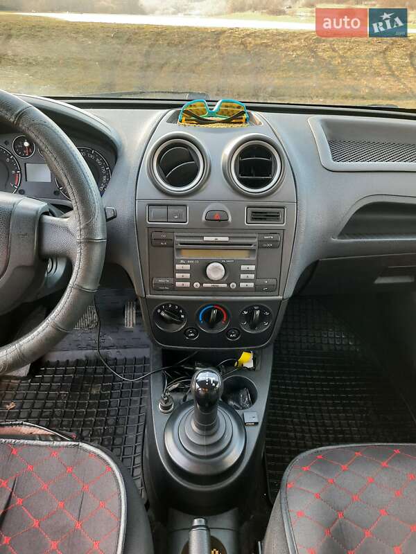 Хетчбек Ford Fiesta 2008 в Дніпрі