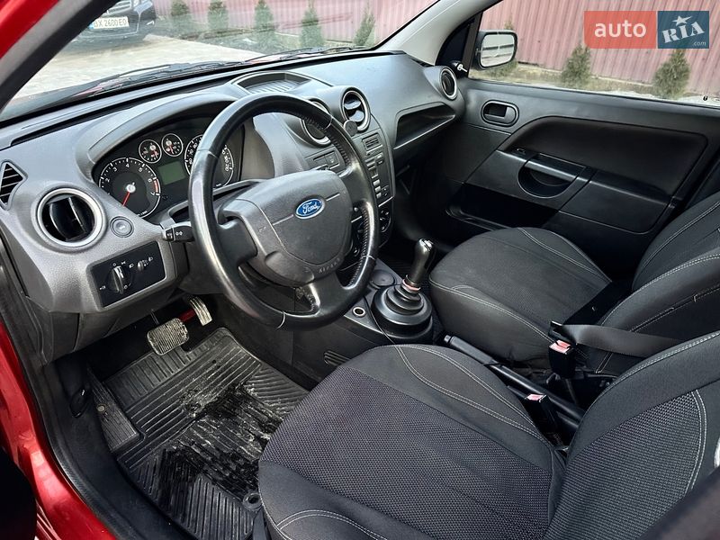 Хэтчбек Ford Fiesta 2006 в Черновцах