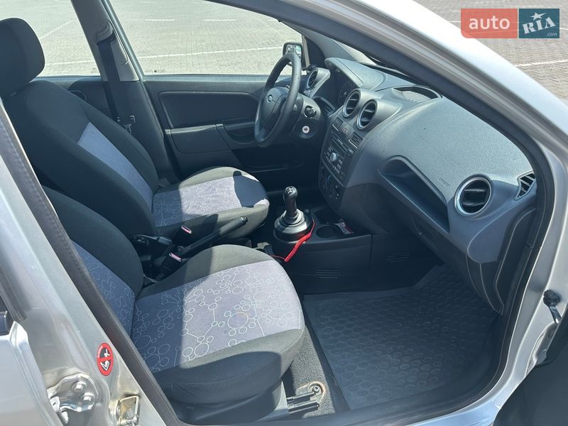 Хэтчбек Ford Fiesta 2008 в Черновцах