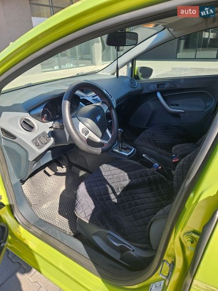 Хетчбек Ford Fiesta 2011 в Виноградові