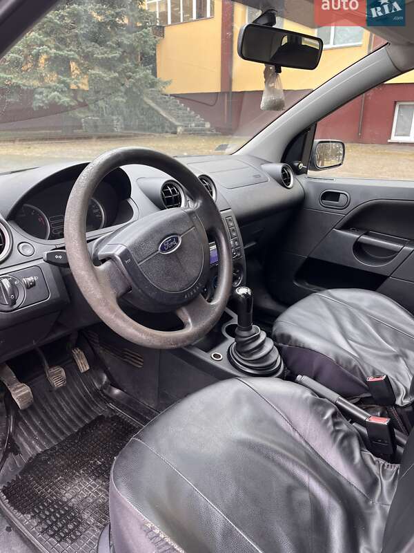 Хэтчбек Ford Fiesta 2004 в Радомышле