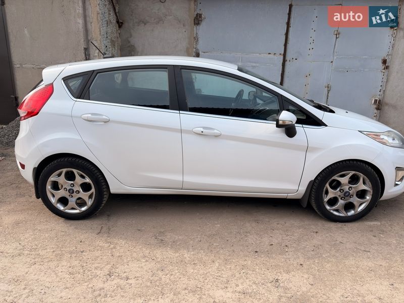 Хэтчбек Ford Fiesta 2012 в Южноукраинске