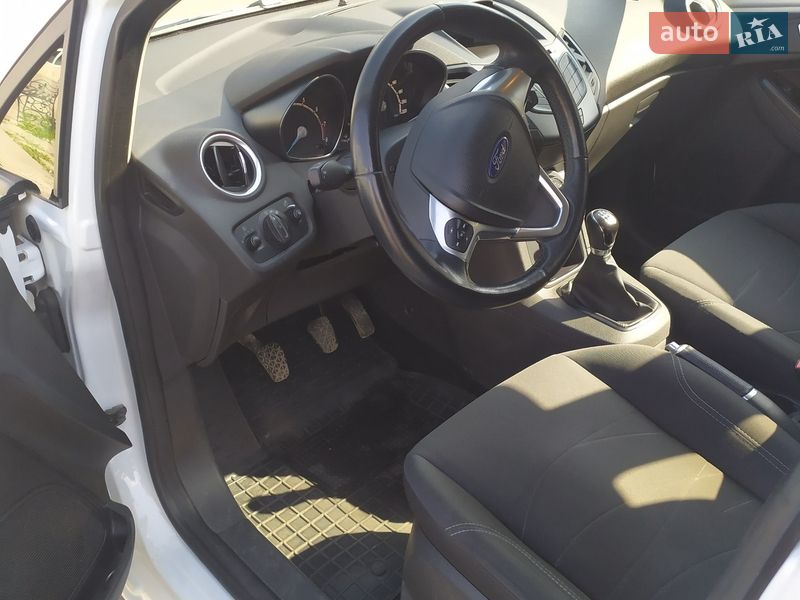 Хетчбек Ford Fiesta 2016 в Чернівцях