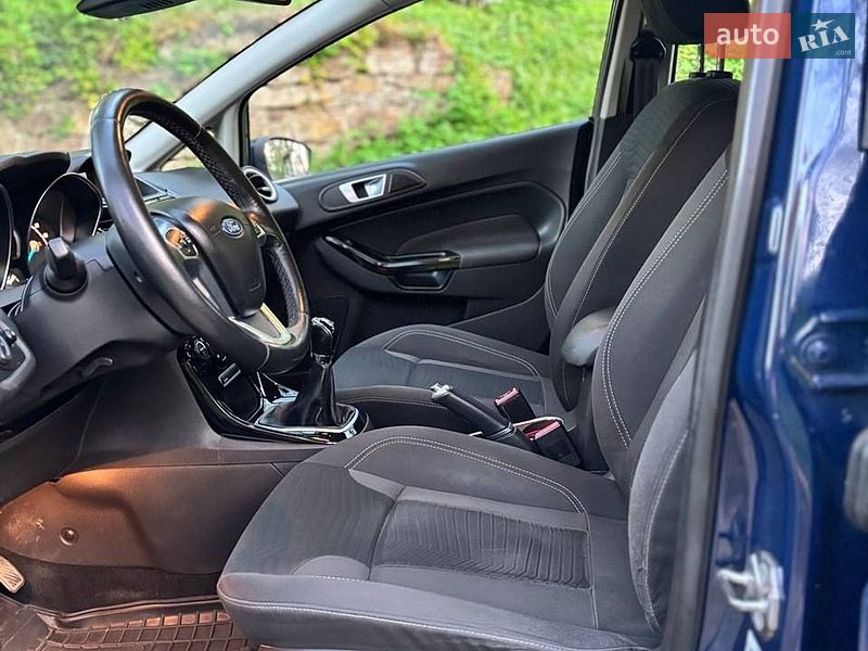Хэтчбек Ford Fiesta 2014 в Остроге