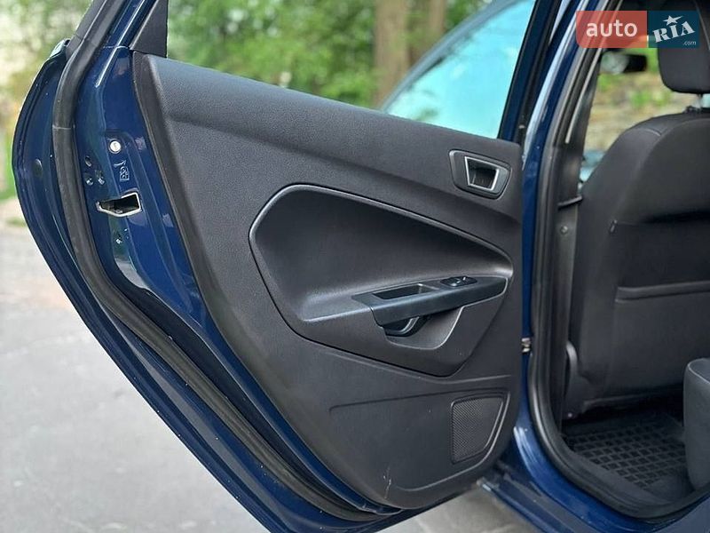 Хэтчбек Ford Fiesta 2014 в Остроге