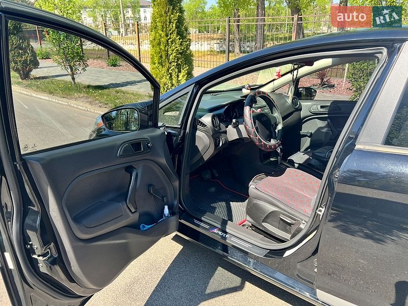 Седан Ford Fiesta 2015 в Киеве