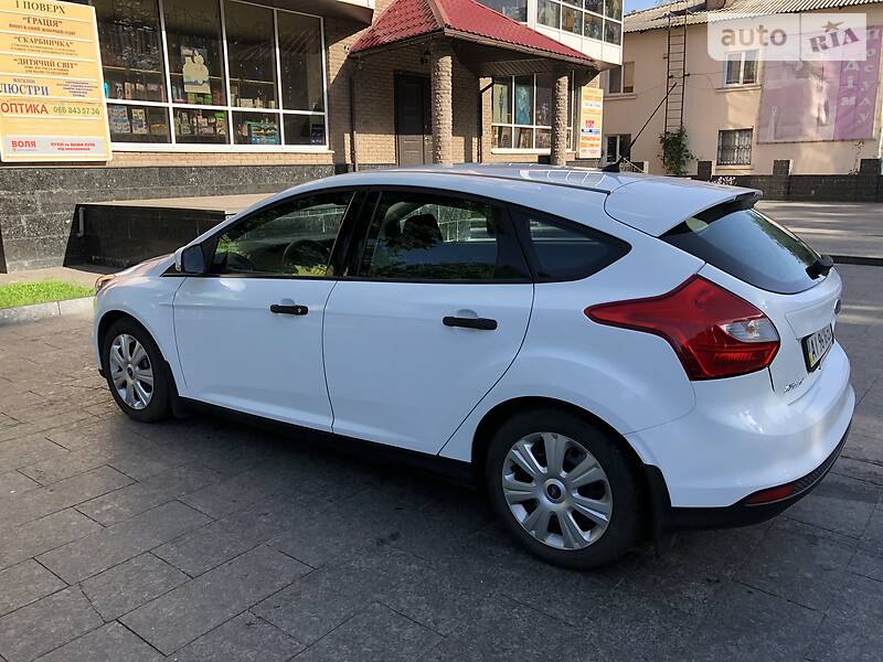 Хэтчбек Ford Focus 2012 в 