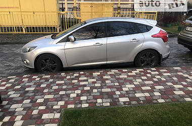 Хэтчбек Ford Focus 2012 в 