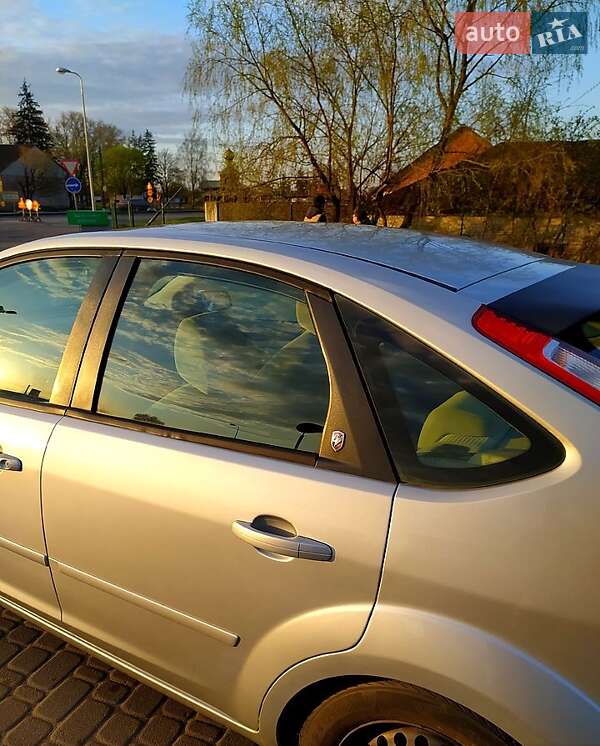 Хэтчбек Ford Focus 2005 в 