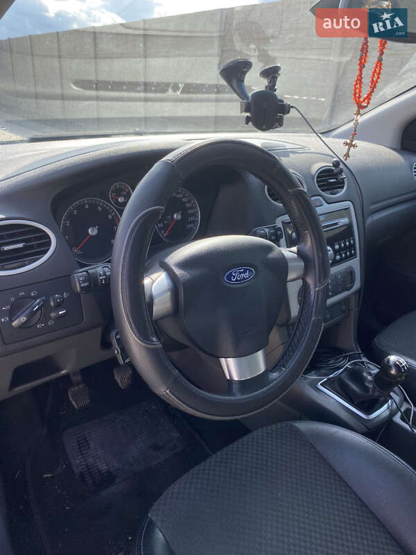 Хэтчбек Ford Focus 2006 в Тячеве