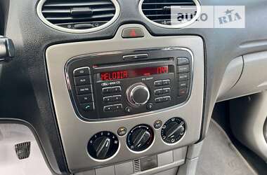 Хэтчбек Ford Focus 2011 в 