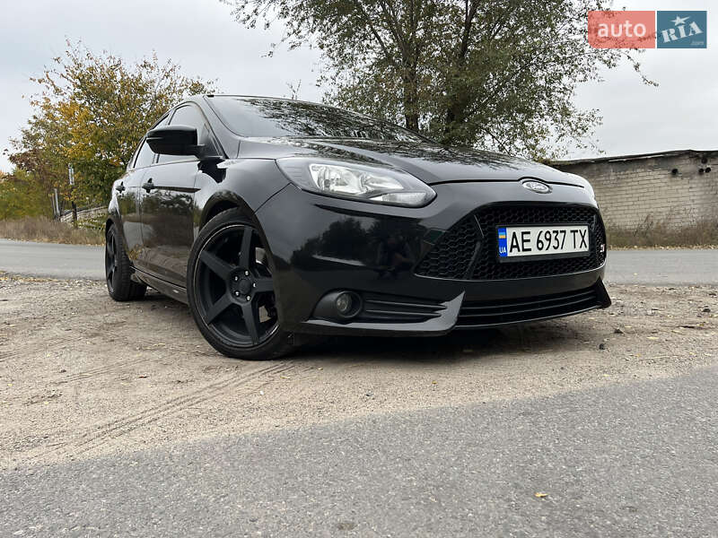 Хэтчбек Ford Focus 2012 в 