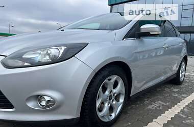 Хэтчбек Ford Focus 2011 в 
