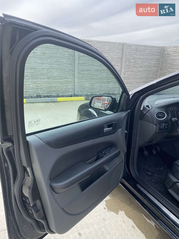 Хэтчбек Ford Focus 2006 в Тячеве