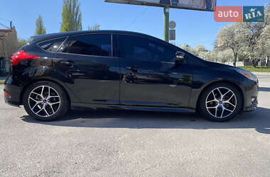 Хэтчбек Ford Focus 2015 в 