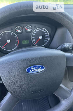 Хэтчбек Ford Focus 2004 в Вижнице