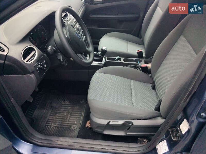 Хэтчбек Ford Focus 2006 в Пулинах