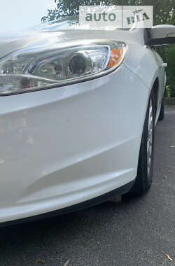 Хэтчбек Ford Focus 2012 в 