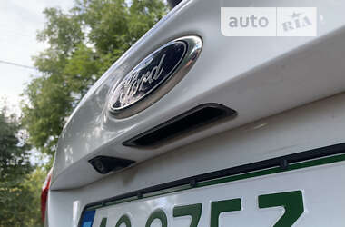 Хэтчбек Ford Focus 2012 в 