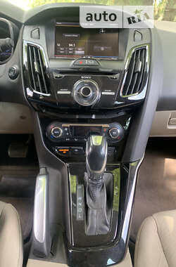 Хэтчбек Ford Focus 2012 в 