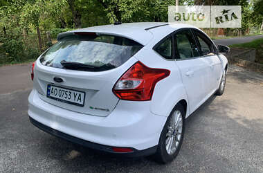 Хэтчбек Ford Focus 2012 в 