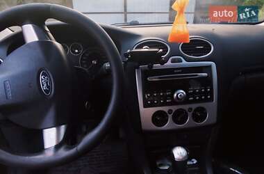 Хэтчбек Ford Focus 2005 в 