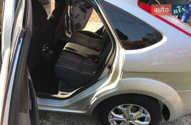 Хэтчбек Ford Focus 2011 в 