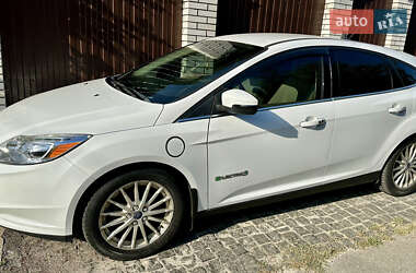 Хэтчбек Ford Focus 2012 в 
