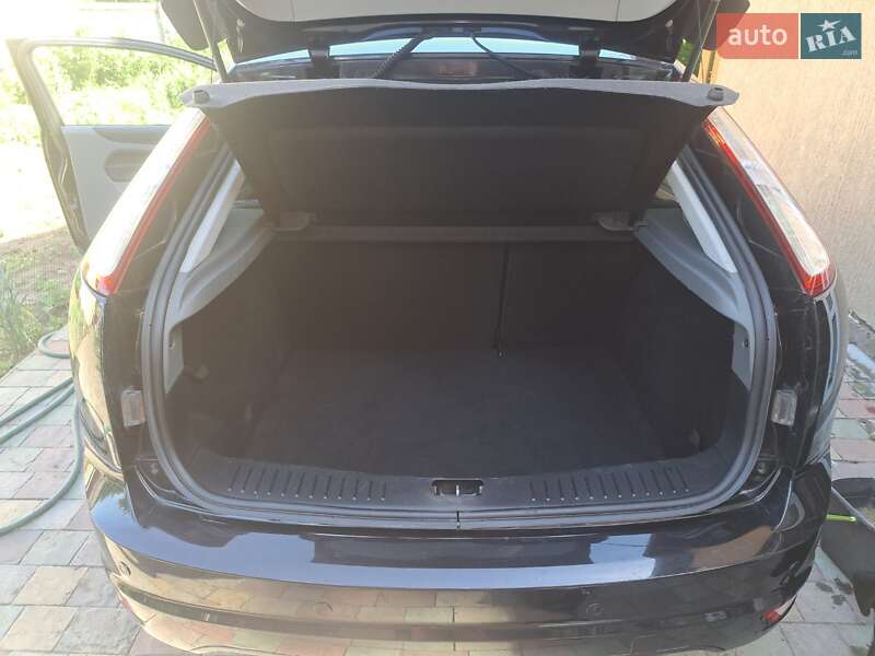 Хэтчбек Ford Focus 2008 в Черновцах
