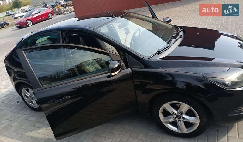 Хэтчбек Ford Focus 2010 в 