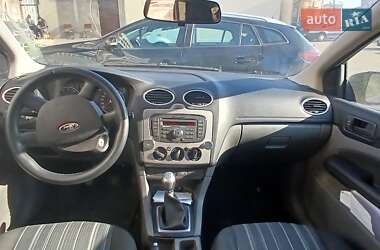 Хэтчбек Ford Focus 2011 в 