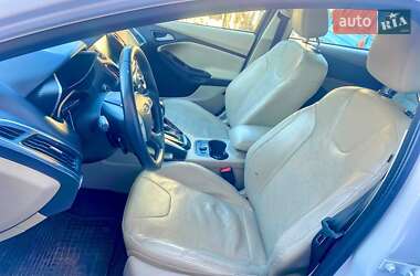 Хэтчбек Ford Focus 2012 в 