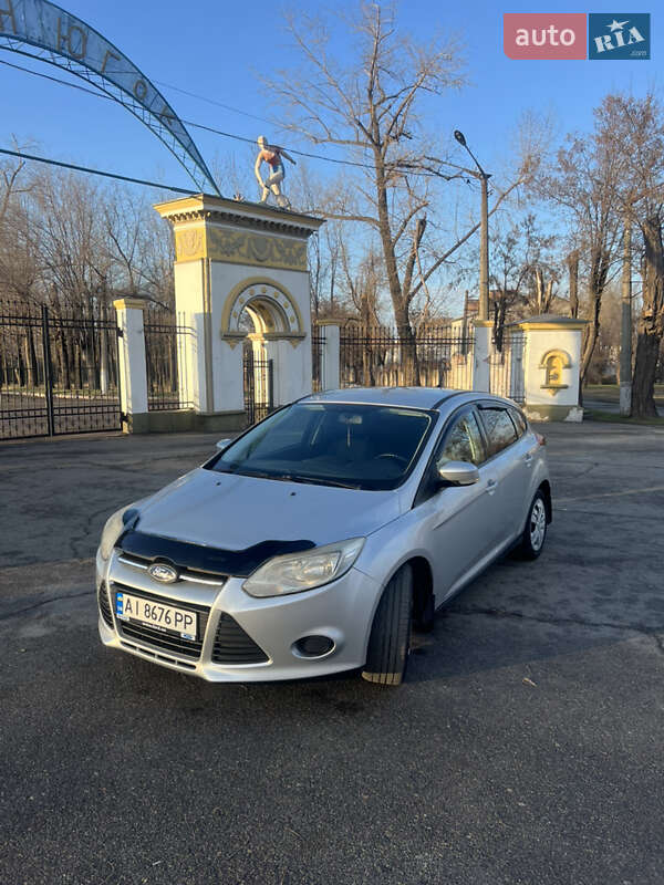 Хэтчбек Ford Focus 2011 в 