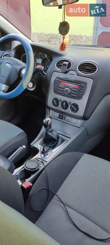 Хетчбек Ford Focus 2010 в Великих Мостах