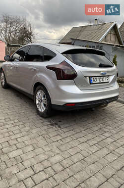 Хэтчбек Ford Focus 2011 в 