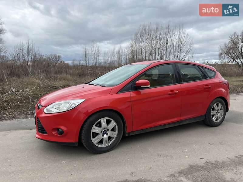 Хэтчбек Ford Focus 2012 в 