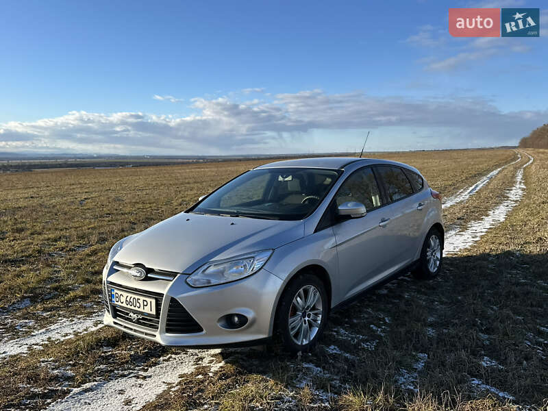 Хэтчбек Ford Focus 2011 в 