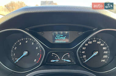 Хэтчбек Ford Focus 2011 в 