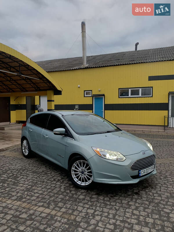 Хэтчбек Ford Focus 2013 в 