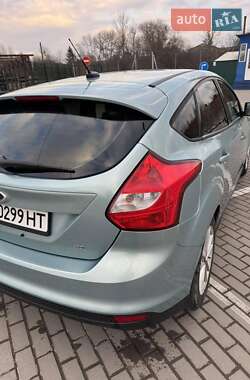 Хэтчбек Ford Focus 2012 в 