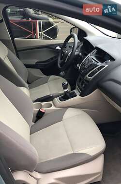Хэтчбек Ford Focus 2012 в 