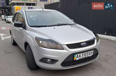 Хэтчбек Ford Focus 2010 в 